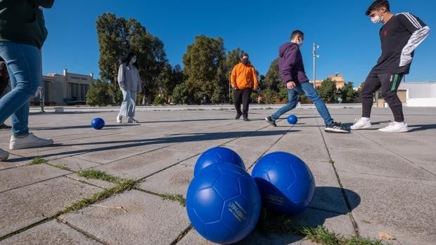 El Ayuntamiento presenta la campaña 'Juega y Respeta' para recuperar las plazas como espacios de juegos para los niños