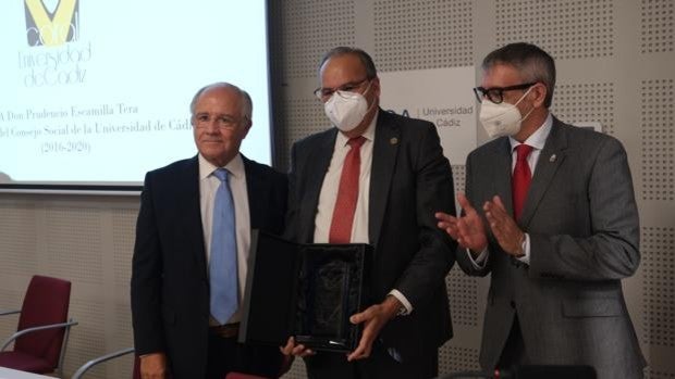 Prudencio Escamilla recibe la Insignia de Oro de la Coral de la UCA