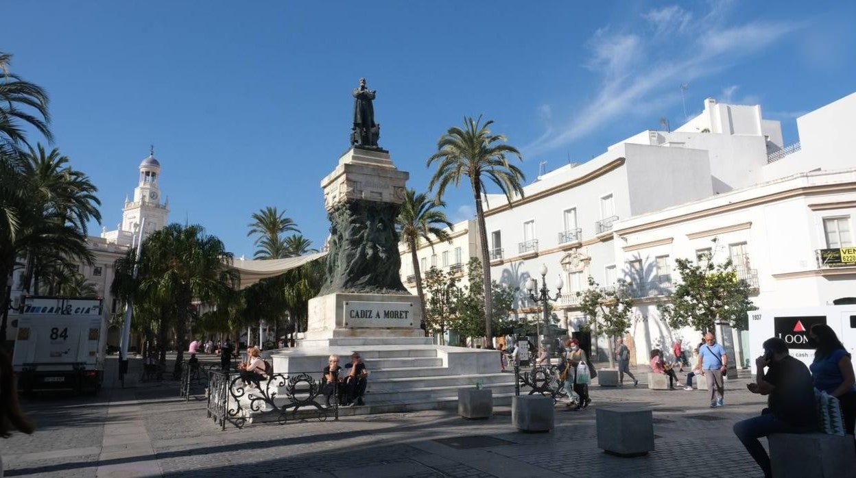 El monumento dedicado a Moret, en la plaza de San Juan de Dios, será restaurado.