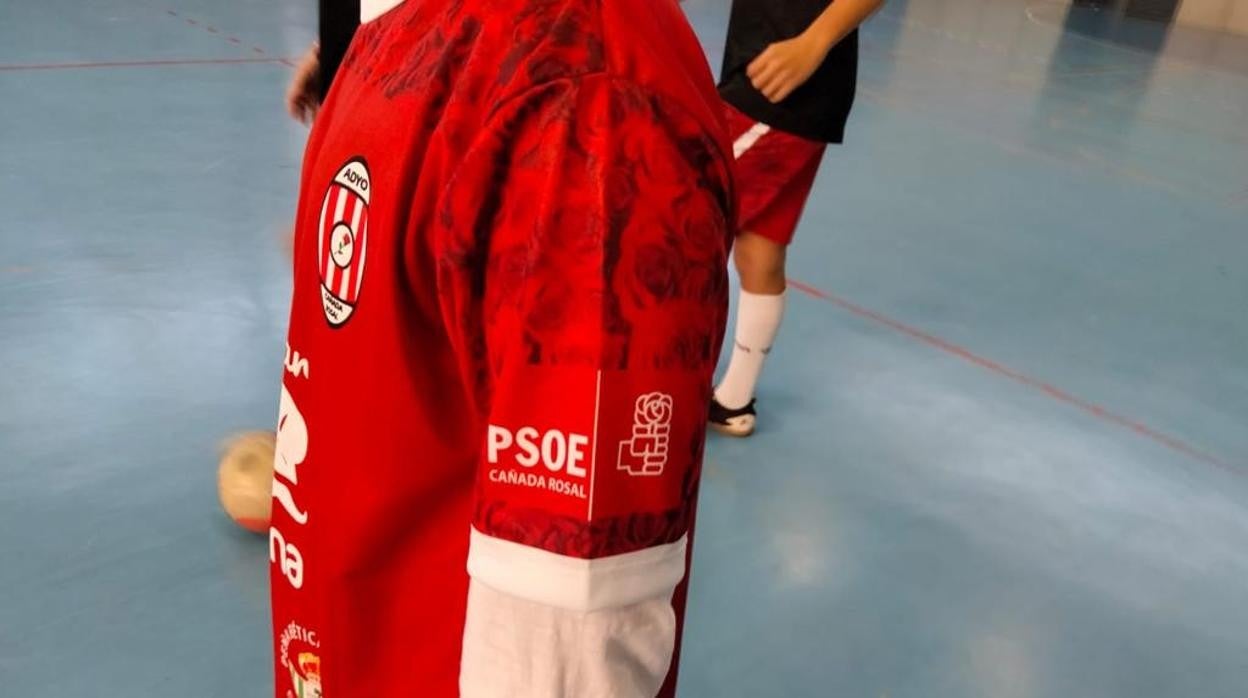 Publicidad del PSOE de Cañada Rosal en una camiseta de fútbol