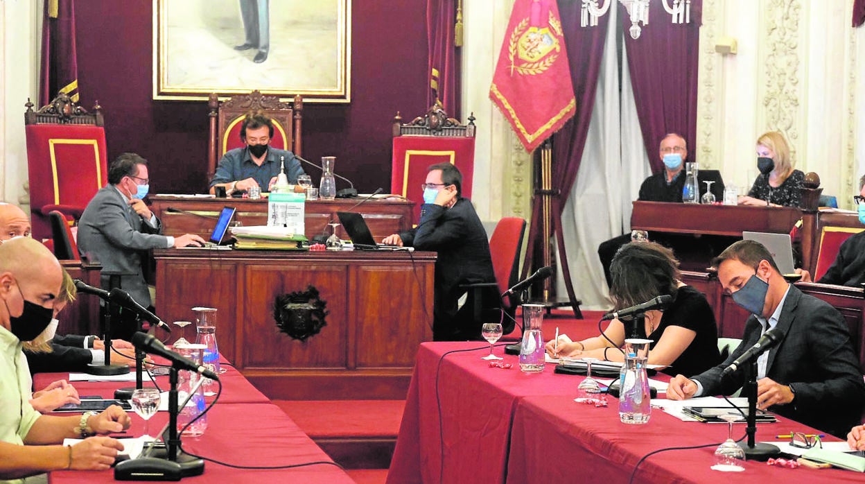 Imagen del último pleno ordinario celebrado en el Ayuntamiento de Cádiz.