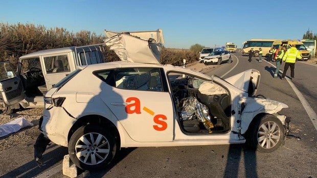 Un muerto y varios heridos en un accidente entre un autobús y un turismo en La Barca