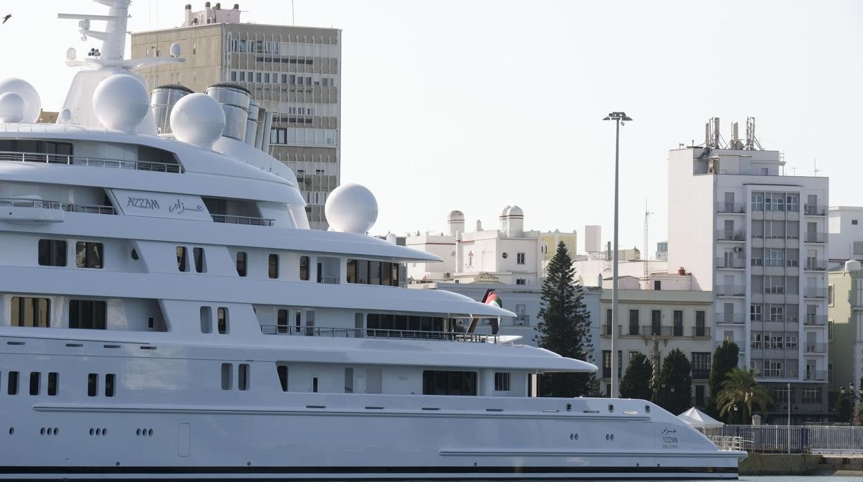 Detalle del yate Azzam en el puerto de Cádiz