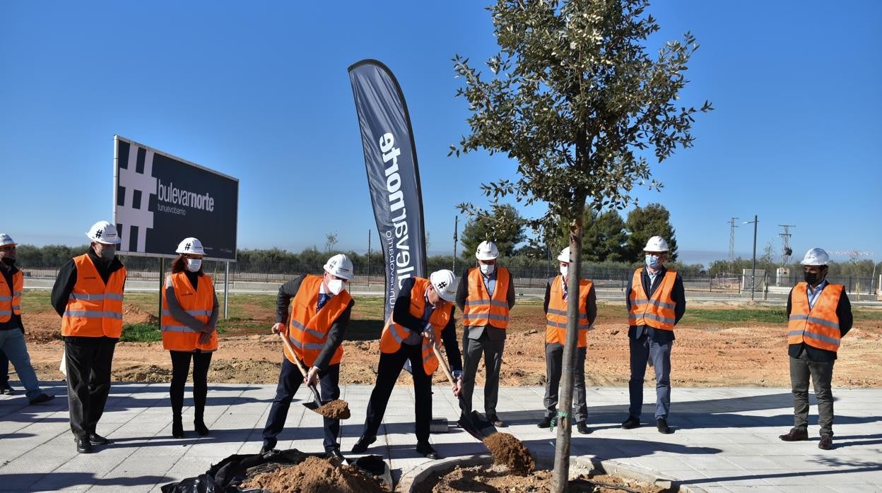 Antonio Conde y Alfonso Haro plantan un árbol en el futuro barrio de Bulevar Norte en Mairena del Aljarafe