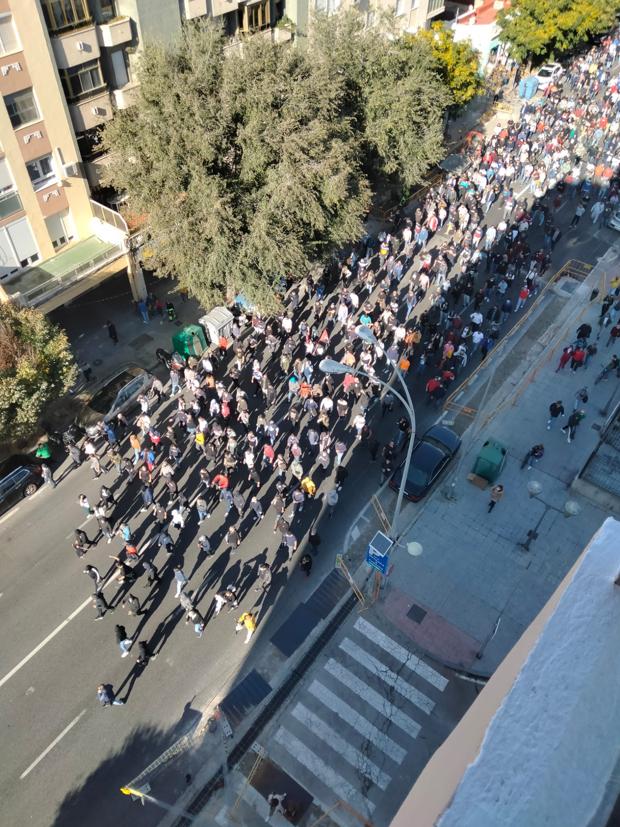 Vídeo: Los trabajadores cortan la avenida principal de Cádiz durante la protesta