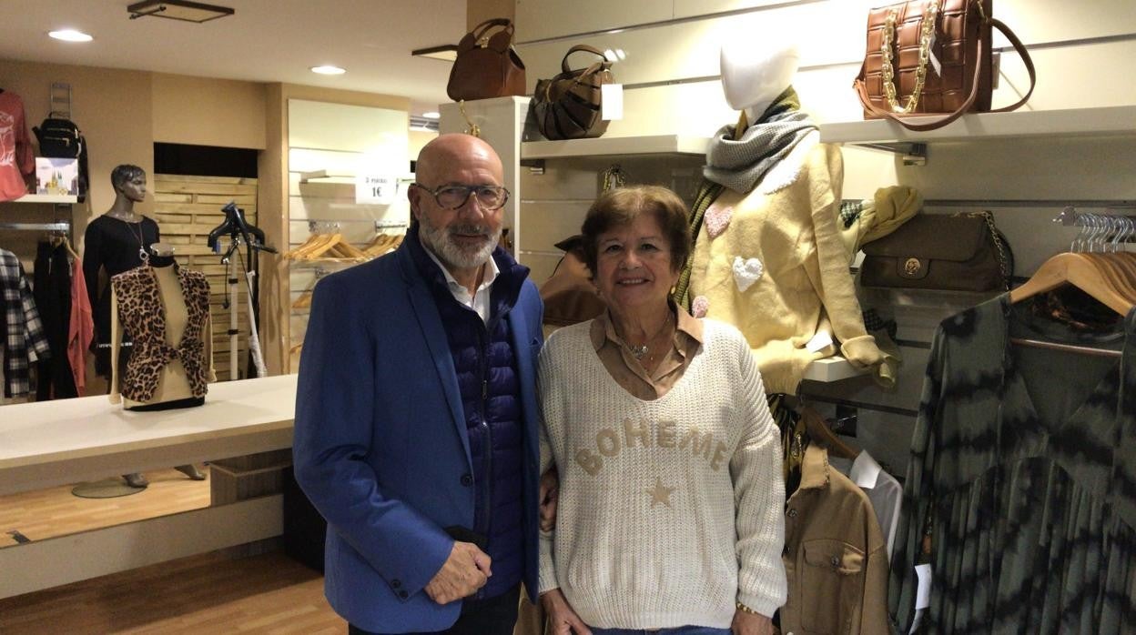 Fernando y Ana, en la tienda de Avenida Marconi.