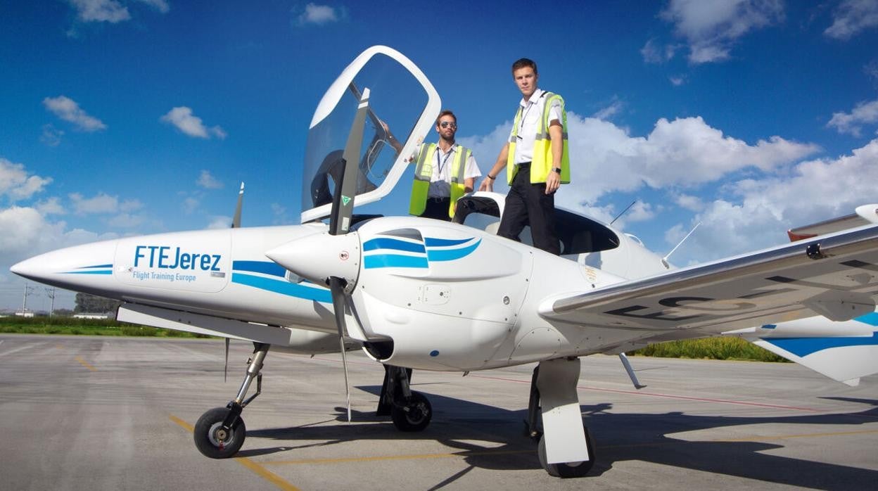 Detienen a un hombre por apuntar con un láser desde la ventana de su casa a un avión de la Escuela de Pilotos de Jerez