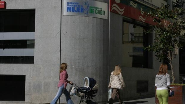 La oposición pide que se deje de dividir a asociaciones de mujeres de Cádiz