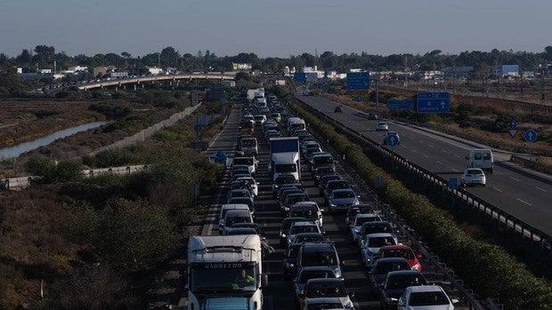 Atasco monumental en el nudo de Tres Caminos: San Fernando, Chiclana y Puerto Real con retenciones