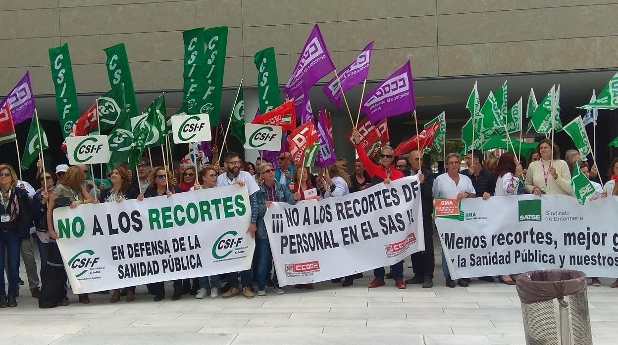 El personal de limpieza sanitaria protesta sin violencia