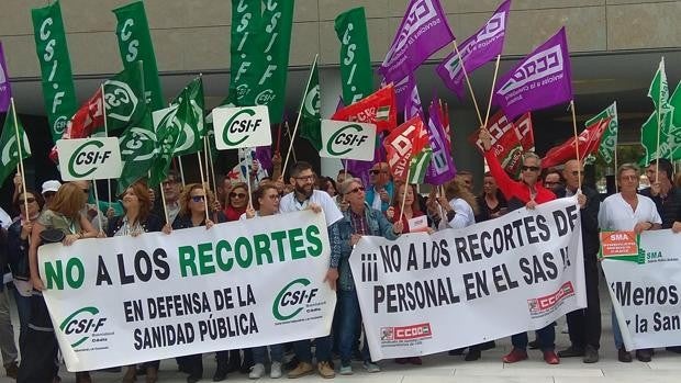 El personal de limpieza sanitaria protesta sin violencia