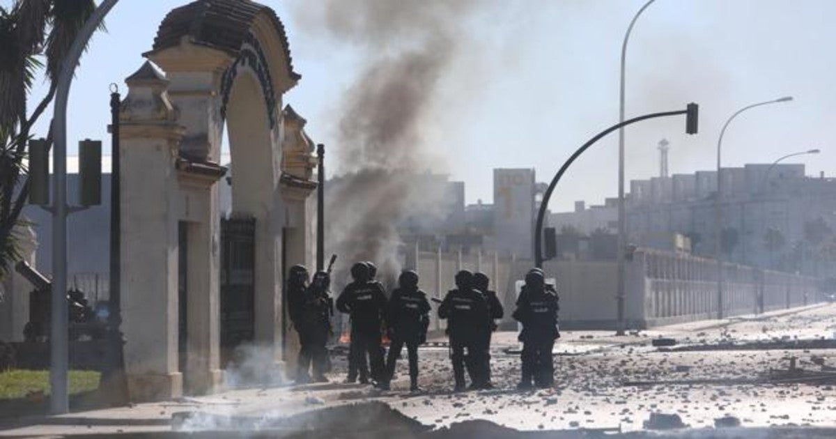 Carga policial en el astillero de Cádiz. Los radicales apedrearon a la Policía que vigilaba un piquete