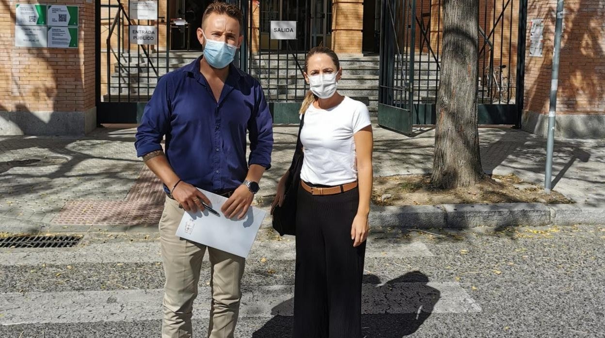 La delegada territorial de Educación en Sevilla, María José Eslava, y el alcalde de Eñl Coronil, José López