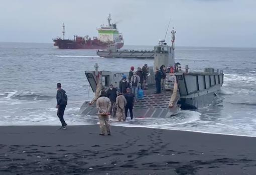 Agricultores desembarcando en las zonas afectadas por las coladas del volcán.