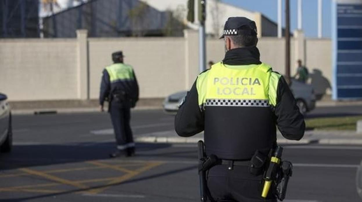 Investigan una colisión entre un turismo y un ciclomotor en la avenida de Huelva de Cádiz capital