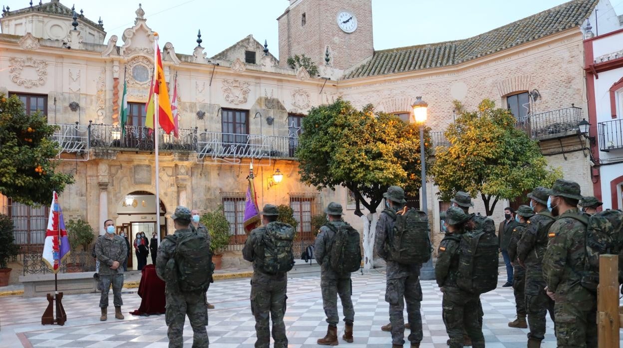 Un momento de la marcha de los militares desde la Plaza del Ayuntamiento de Lora del Río