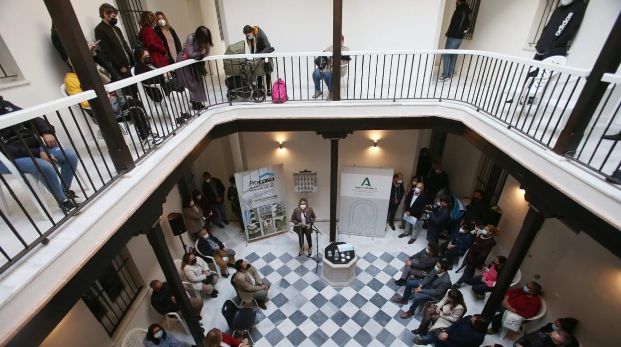 Quince familias de Cádiz reciben las primeras viviendas en alquiler a precio asequible en la calle Botica