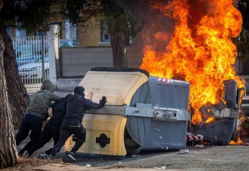 Cargas policiales en Puerto Real ante el lanzamiento de piedras de los manifestantes