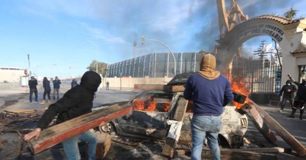 El astillero de Cádiz cortado por las protestas.