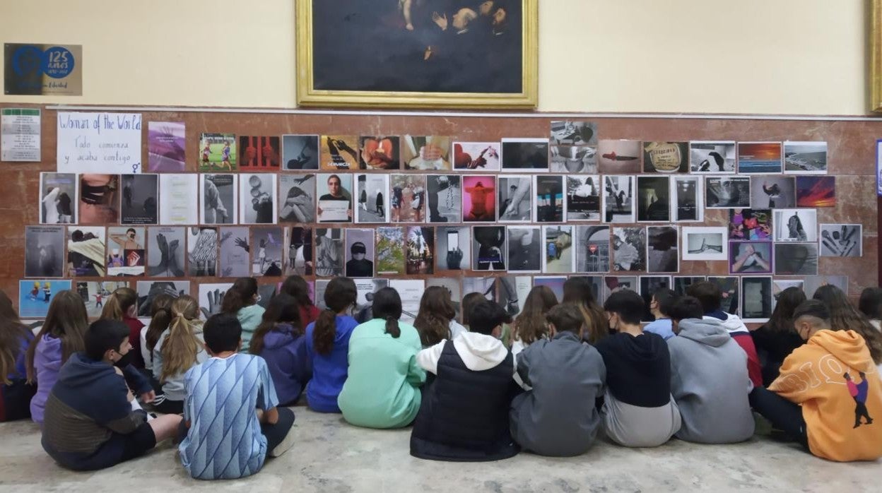 Los alumnos de ESO-Bachillerato de San Felipe Neri celebran el día contra la violencia de género