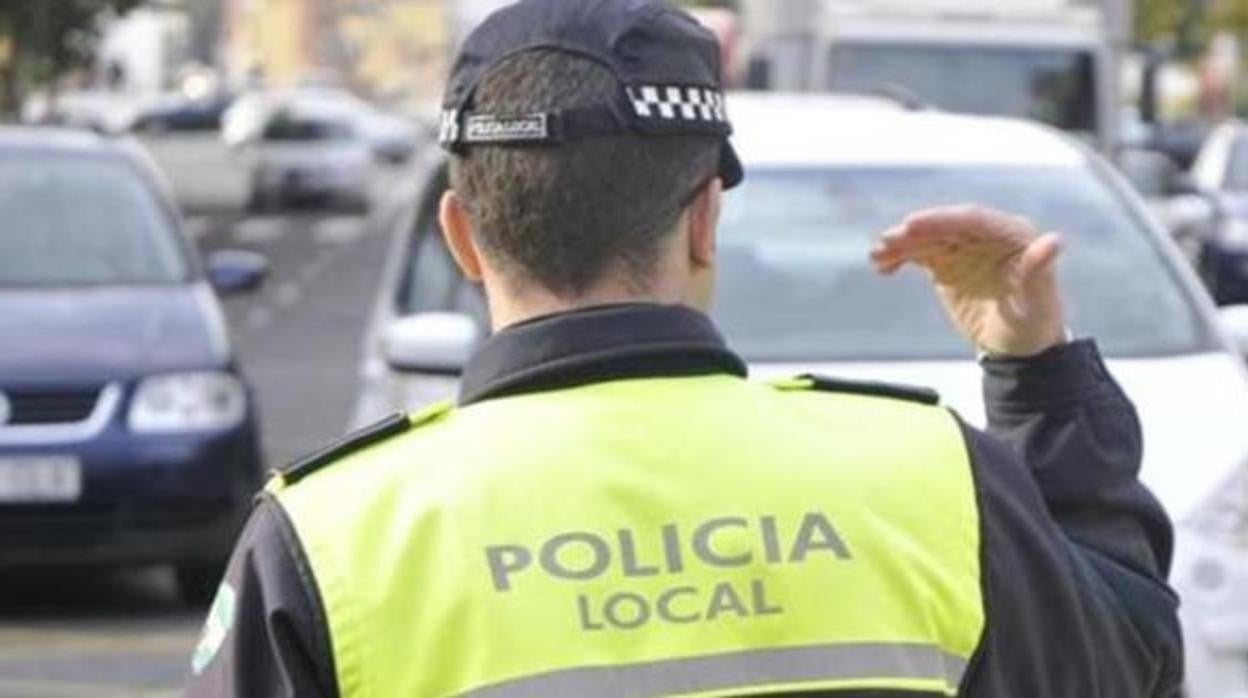 Una mujer golpea a un Policía en Cádiz tras pedir el agente la documentación a su amiga