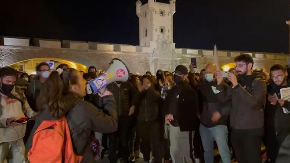 VÍDEO: Concentración en protesta de la violencia policial en Cádiz