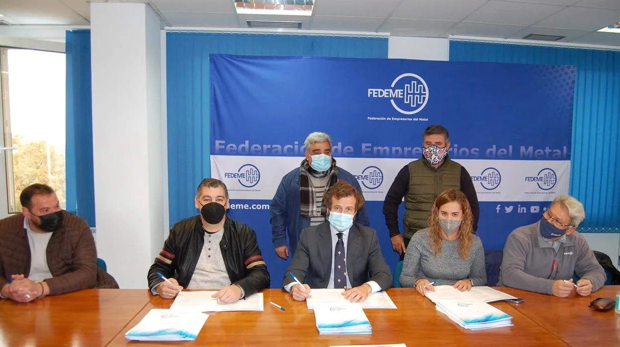 Firma del nuevo convenio colectivo del Metal en Sevilla firmado entre Fedeme y los sindicatos UGT y CCOO.