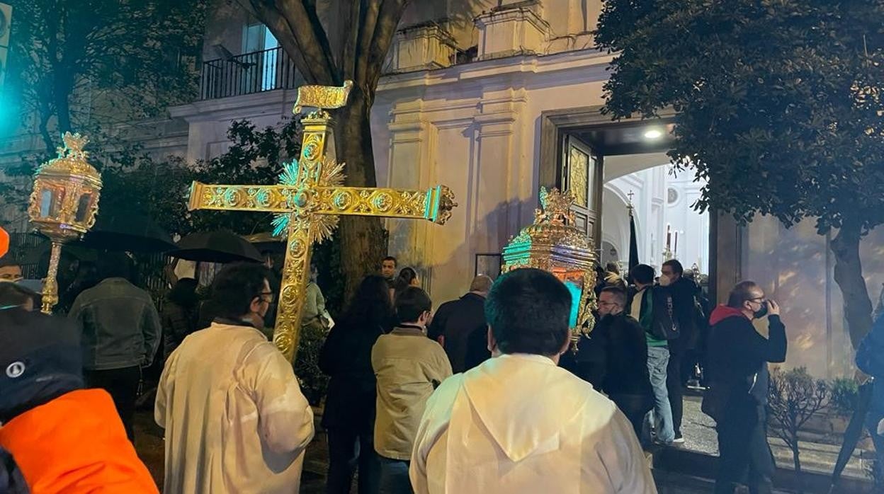 Imagen de la cruz de guía volviendo al templo por la lluvia