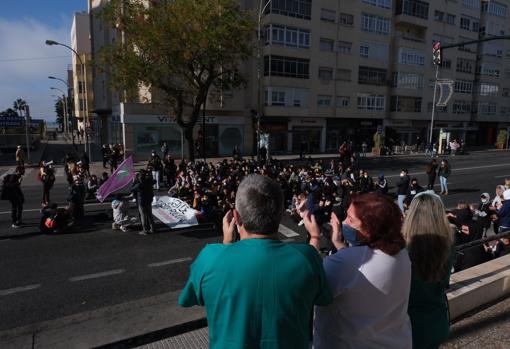 Los estudiantes, en el hospital Puerta del Mar.