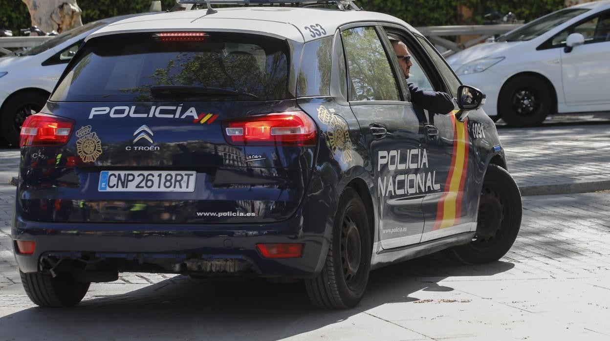 Un patrullero de la Policía Nacional, por las calles de Sevilla