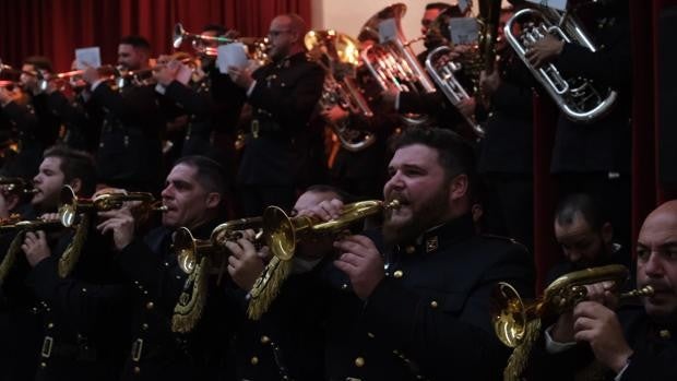 Intenso concierto de marchas procesionales en el colegio Las Esclavas de Cádiz