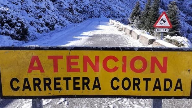 Las placas de hielo obligan a cerrar un tramo de la carretera del puerto de Las Palomas