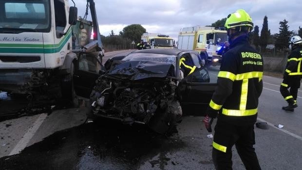 Una mujer herida grave tras chocar un coche y un camión en Chiclana