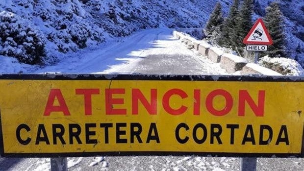 Continúa cortado un tramo de la carretera de Zahara por acumulación de hielo y nieve