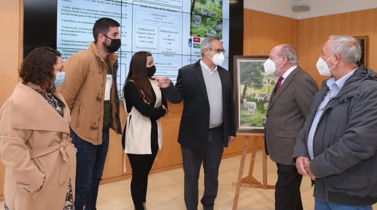 El presidente Villalobos recibe explicaciones del alcalde de El Pedroso, Juan Manuel Alejo