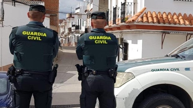 Detenidos cuatro jóvenes en Puerto Serrano por una «brutal agresión» a una pareja al salir de un bar de copas