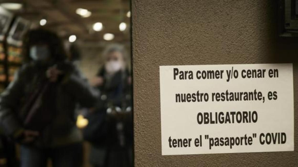 Andalucía pedirá el pasaporte Covid para acceder «al ocio nocturno y la restauración»