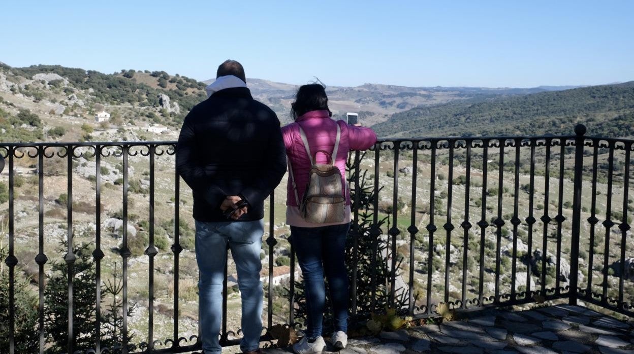 Dos turistas, en uno de los miradores de Grazalema.