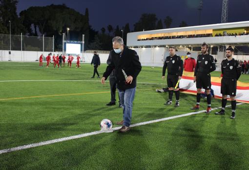 Joaquín Caparrós realizando el saque de honor en el partido inaugural