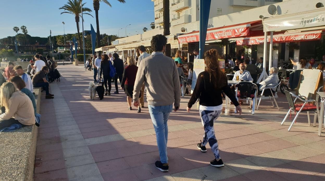 Terrazas en la playa de La Barrosa, en Chiclana.