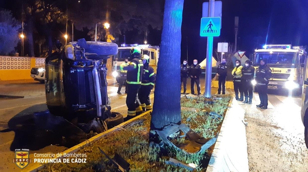 Un vehículo vuelca tras colisionar contra una mediana en la avenida de la Paz en Valdelagrana