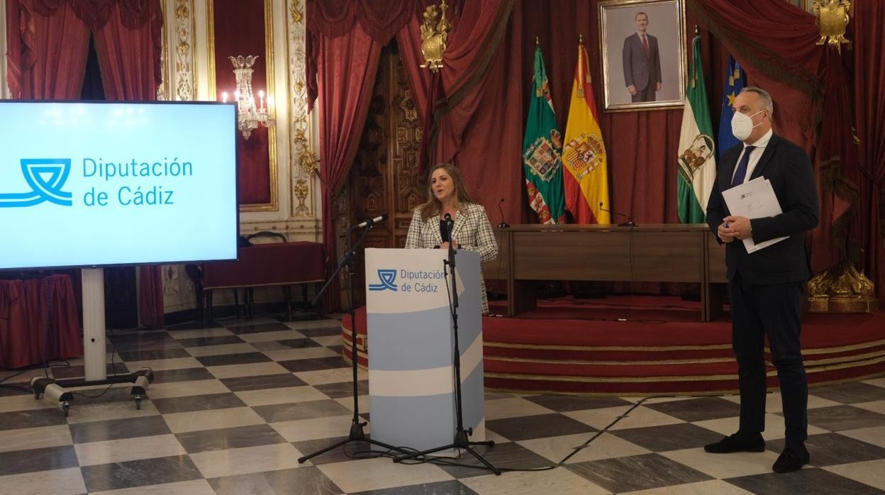 La presidenta de Diputación, Irene García, junto al vicepresidente, Ruiz Boix, en la presentación de las cuentas de 2022