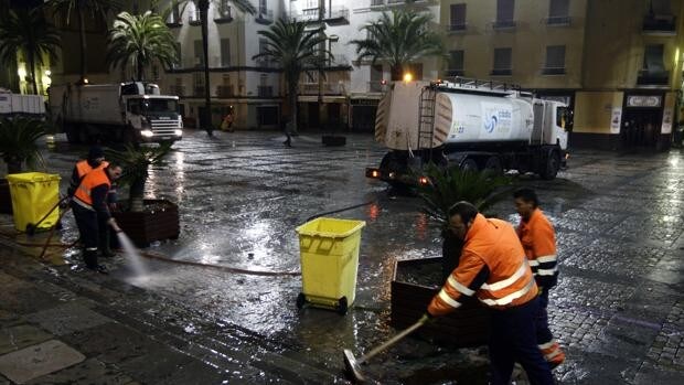 Kichi pide a Diputación agilidad para poder adjudicar el contrato de limpieza de Cádiz cuanto antes