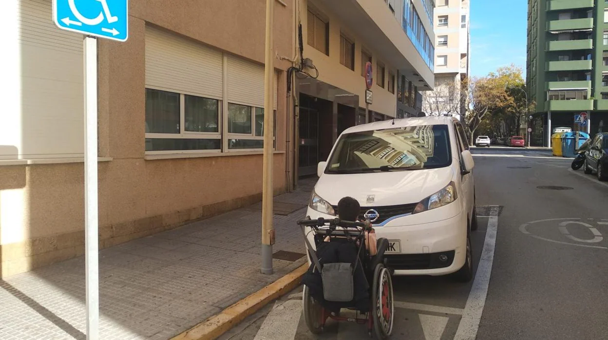La ordenanza municipal solo permite aparcar gratuitamente a personas de movilidad reducida en las plazas reservadas para ello.