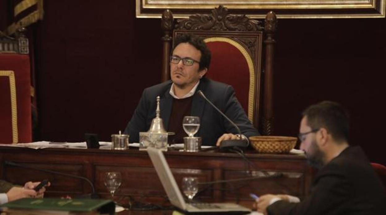 El alcalde José María González &#039;Kichi&#039; renuncia al sueldo de Diputación y cobrará del Ayuntamiento de Cádiz