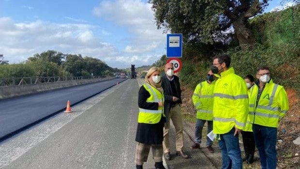 La Junta rehabilita el firme de la carretera que conecta Castellar y Sotogrande