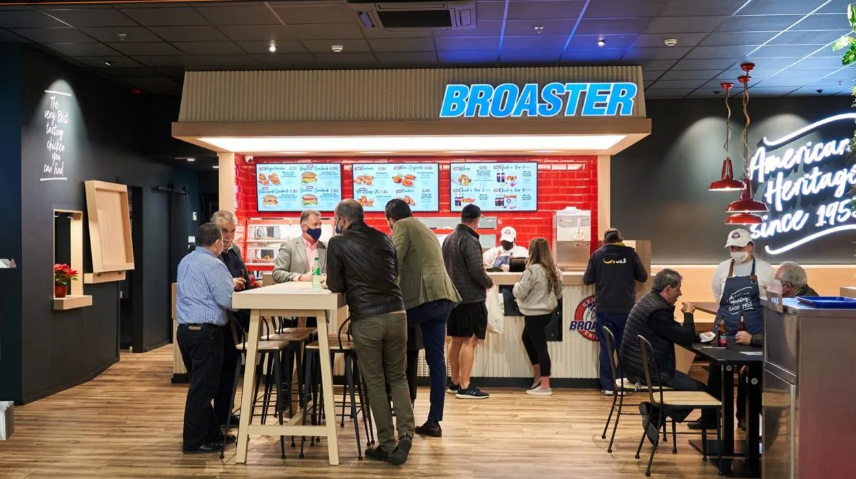 Jerez ya tiene el primer restaurante del pollo Broaster de toda España en Carrefour Jerez Sur
