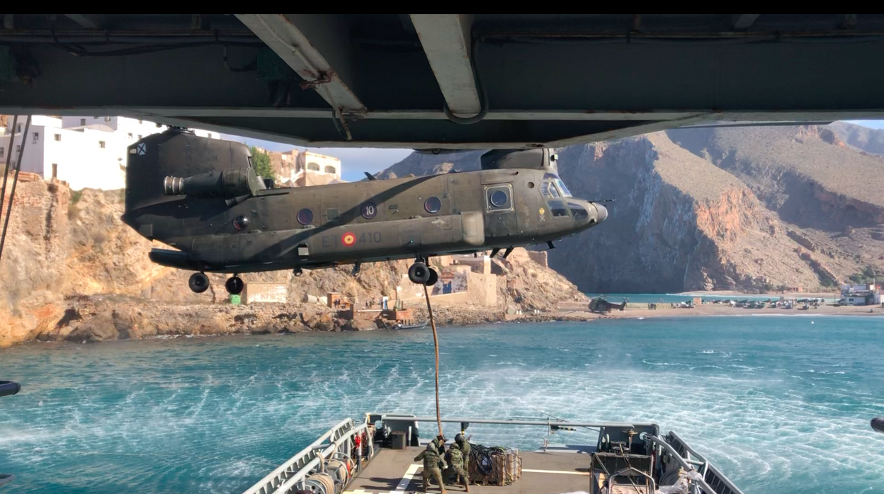 Un helicóptero Chinook sobre la cubierta del 'Mar Caribe'.