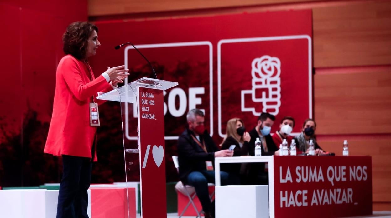 La ministra, durante su intervención en el Congreso del PSOE de Cádiz.