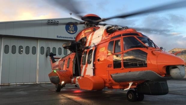 Rescatan en helicóptero a tres personas tras volcar su embarcación entre Trafalgar y Cádiz